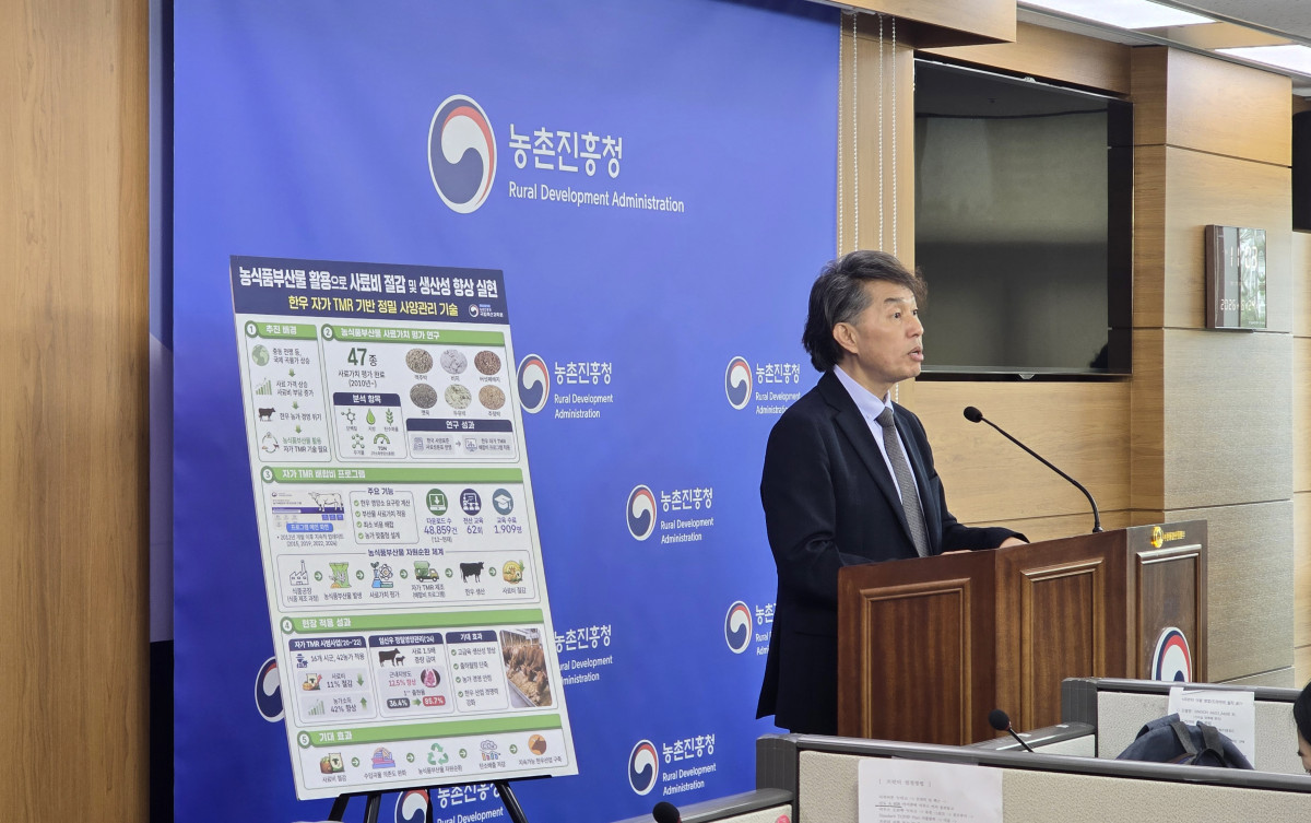 ▲조용민 농촌진흥청 국립축산과학원장이 24일 정부세종청사에서 브리핑을 열고 한우 자가 TMR 기술 확산·고도화 방안을 발표하고 있다. (사진제공=농촌진흥청)