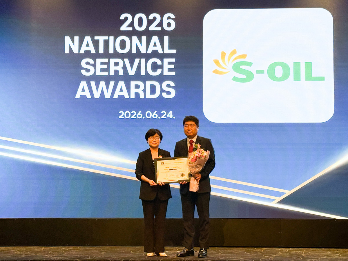 ▲양승직 에쓰오일 영업전략부문장(오른쪽)이 24일 열린 '2026 국가서비스대상' 시상식에서 심사위원장인 하수경 서울과학종합대학원대학교 교수와 기념촬영을 하고 있다. (에쓰오일)
