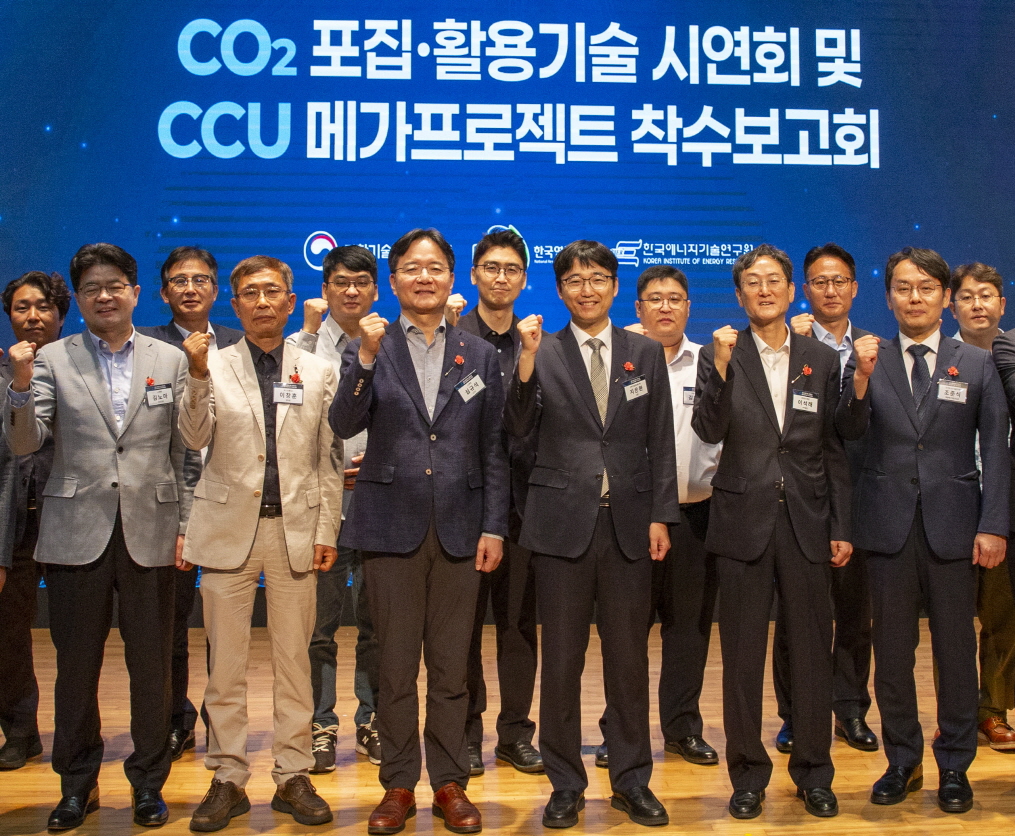 ▲심규석 LG화학 CTO 전무(왼쪽에서 3번째)와 김노마 기반기술 연구소장(왼쪽에서 1번째)이 한국에너지기술연구원에서 열린 ‘CO₂ 포집·활용(CCU) 기술 시연회 및 CCU 메가프로젝트 착수보고회’에 참석해 기념 촬영을 하고있다. (LG화학)