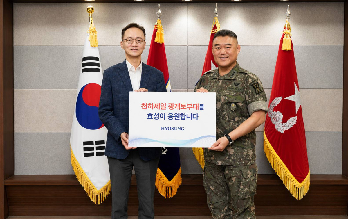 ▲효성이 24일 육군 1군단 광개토부대에 현역장병들의 복지 증진을 위한 위문금 5천만원을 전달했다. 사진은 이정원 효성 전무(왼쪽)와 한기성 육군 제1군단장(오른쪽). (효성)