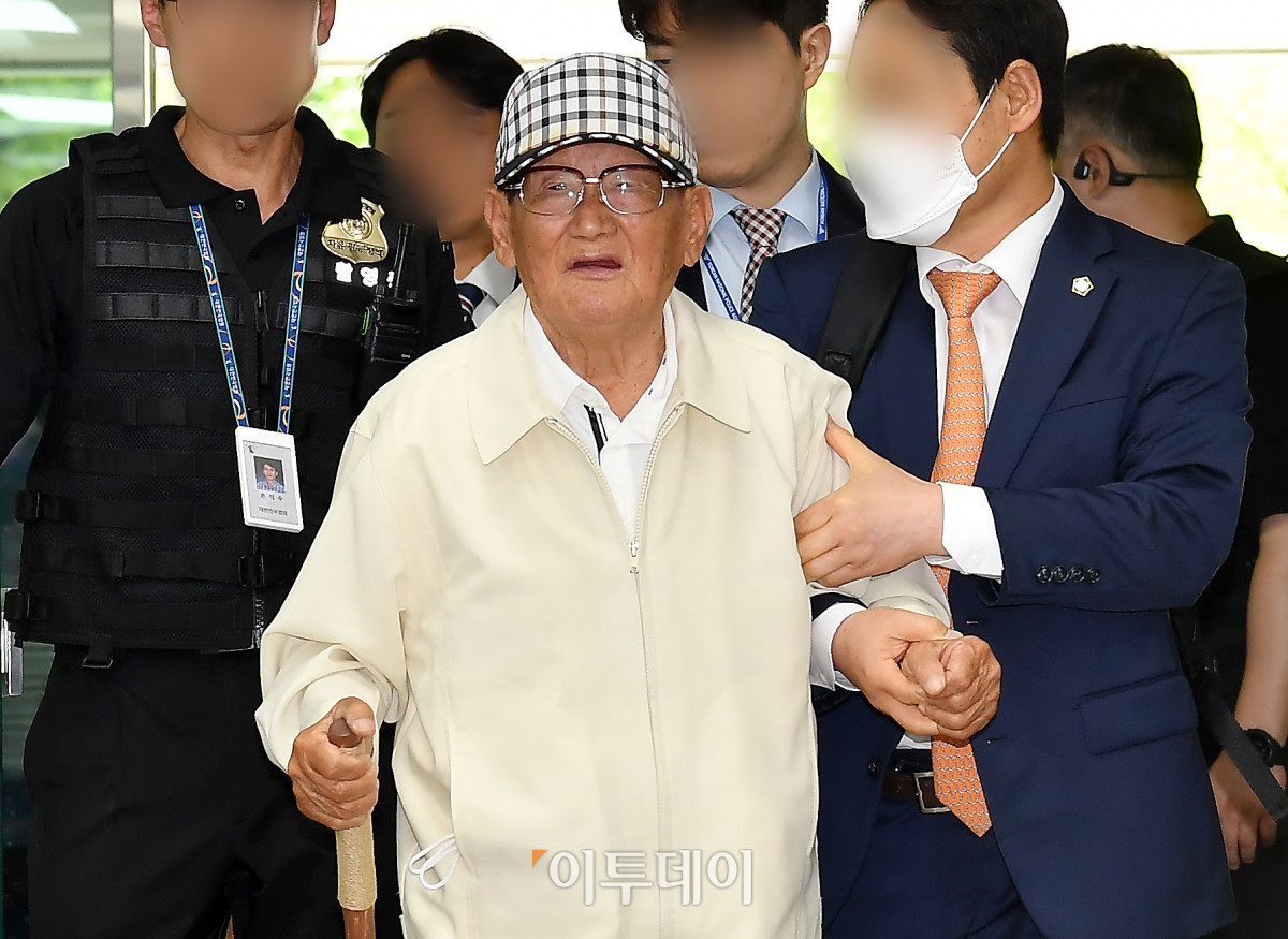 ▲국민의힘과의 정교유착 비리 의혹을 받는 이만희 신천지 총회장이 24일 서울 서초구 서울중앙지방법원에서 열린 구속 전 피의자 심문(영장실질심사)에 출석하고 있다. 사진공동취재단