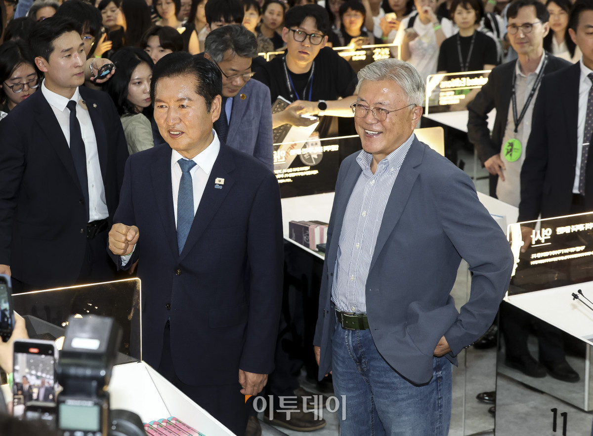 ▲더불어민주당 정청래 전 대표가 24일 서울 강남구 코엑스에서 열린 서울국제도서전에서 문재인 전 대통령과 만나 인사를 나누고 있다. 고성준 기자 joonko1@