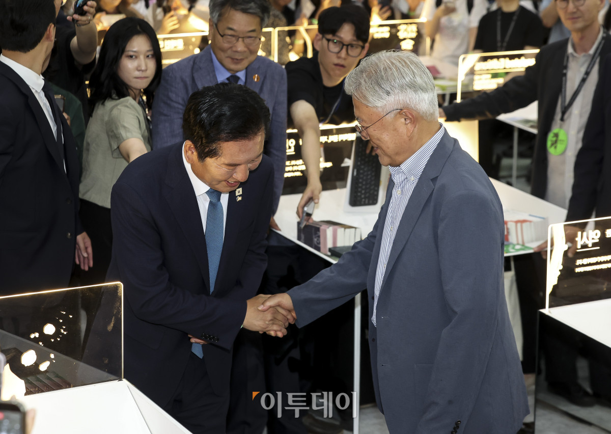 ▲더불어민주당 정청래 전 대표가 24일 서울 강남구 코엑스에서 열린 서울국제도서전에서 문재인 전 대통령과 만나 인사를 나누고 있다. 고성준 기자 joonko1@