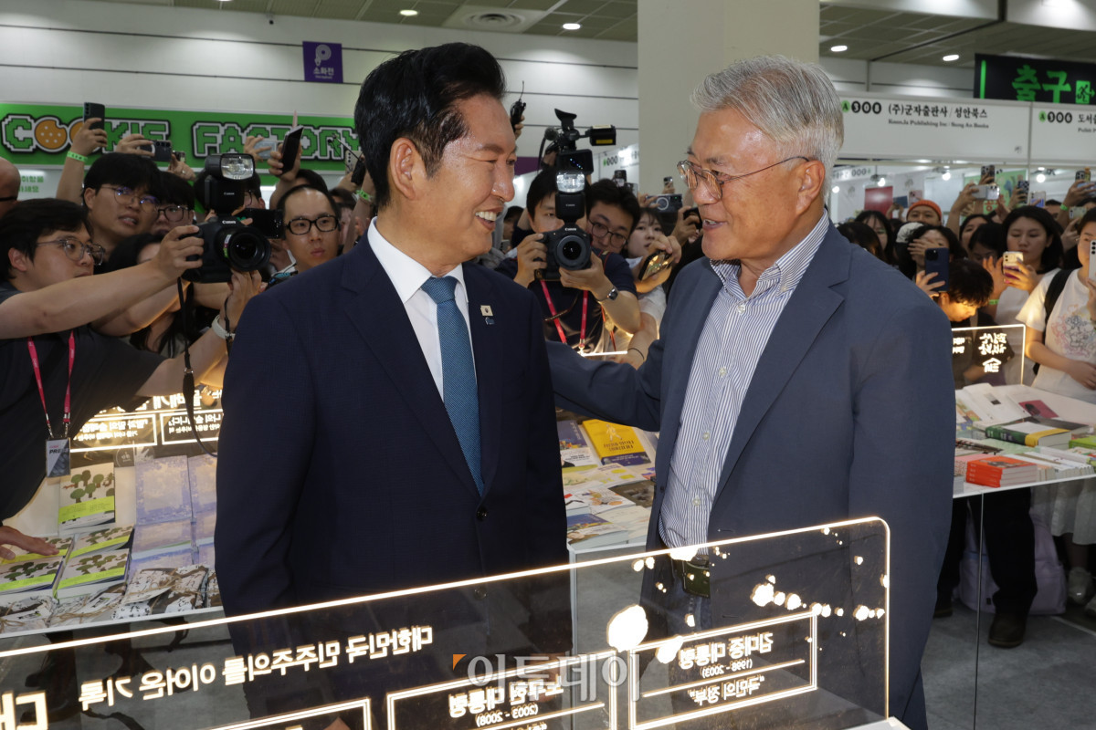 ▲더불어민주당 정청래 전 대표가 24일 서울 강남구 코엑스에서 열린 서울국제도서전에서 문재인 전 대통령과 만나 인사를 나누고 있다. 고성준 기자 joonko1@
