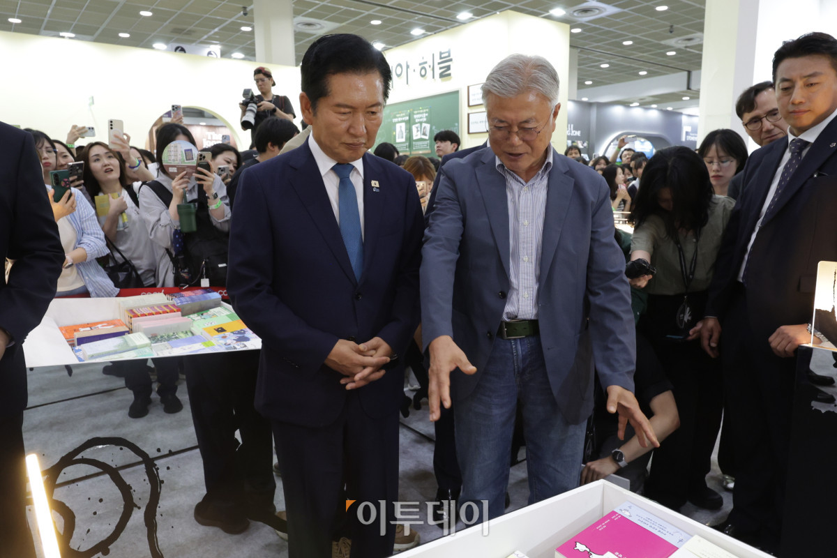 ▲더불어민주당 정청래 전 대표가 24일 서울 강남구 코엑스에서 열린 서울국제도서전에서 문재인 전 대통령과 만나 인사를 나누고 있다. 고성준 기자 joonko1@