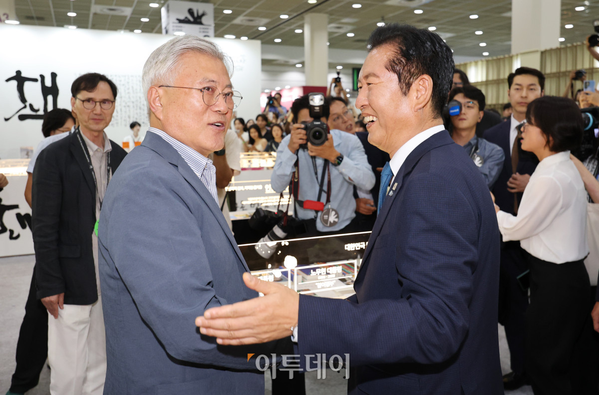 ▲더불어민주당 정청래 전 대표가 24일 서울 강남구 코엑스에서 열린 서울국제도서전에서 문재인 전 대통령과 만나 인사를 나누고 있다. 고성준 기자 joonko1@