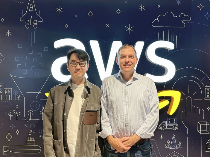 ▲김창한 크래프톤 대표(사진 왼쪽)가 맷 가먼 아마존웹서비스(AWS) CEO와 미국 시애틀 AWS 본사에서 만나 기념사진을 촬영했다. (사진=크래프톤 링크드인)