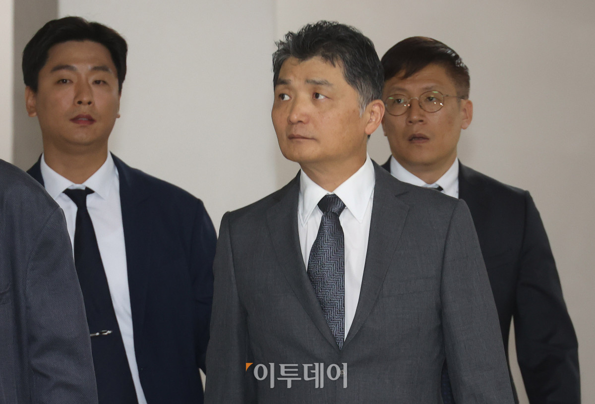 ▲SM엔터테인먼트 시세조종 공모 의혹으로 1심에서 무죄를 선고받은 김범수 카카오 미래이니셔티브센터장이 24일 서울 서초구 고등법원에서 열린 자본시장법 위반 혐의 항소심 첫 공판에 출석하고 있다. 사진공동취재단