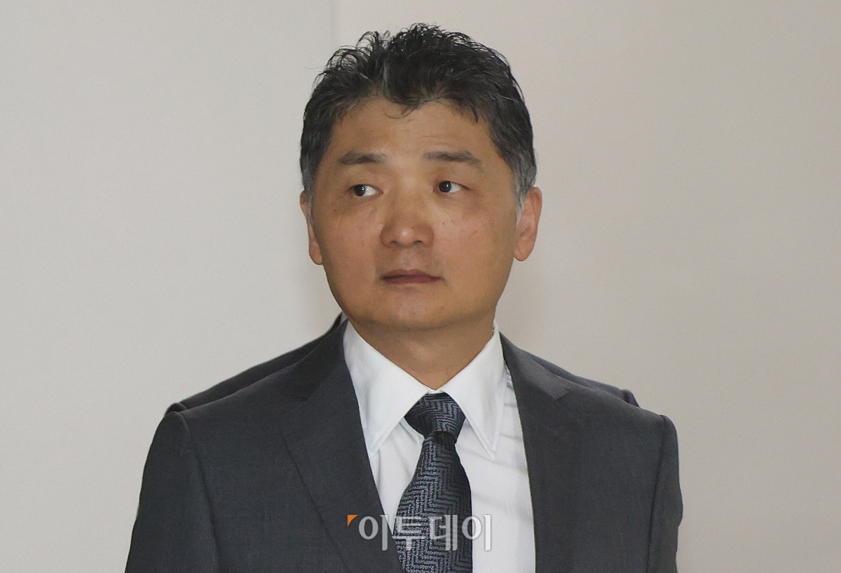 ▲SM엔터테인먼트 시세조종 공모 의혹으로 1심에서 무죄를 선고받은 김범수 카카오 미래이니셔티브센터장이 24일 서울 서초구 고등법원에서 열린 자본시장법 위반 혐의 항소심 첫 공판에 출석하고 있다. 사진공동취재단