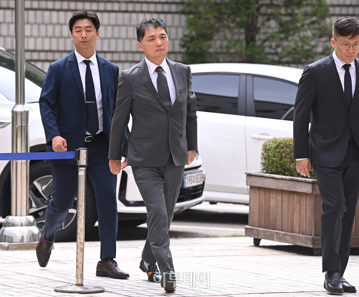 ▲SM엔터테인먼트 시세조종 공모 의혹으로 1심에서 무죄를 선고받은 김범수 카카오 미래이니셔티브센터장이 24일 서울 서초구 고등법원에서 열린 자본시장법 위반 혐의 항소심 첫 공판에 출석하고 있다. 사진공동취재단