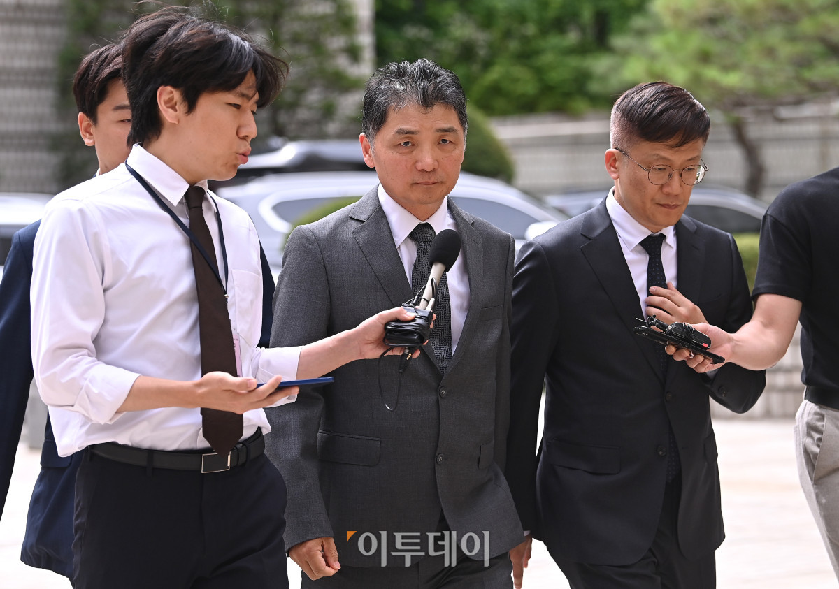 ▲SM엔터테인먼트 시세조종 공모 의혹으로 1심에서 무죄를 선고받은 김범수 카카오 미래이니셔티브센터장이 24일 서울 서초구 고등법원에서 열린 자본시장법 위반 혐의 항소심 첫 공판에 출석하고 있다. 사진공동취재단