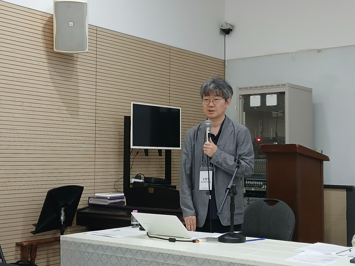 ▲성해영 서리풀 2지구 대책위원회 부위원장이 24일 오후 2시 우면동 성당에서 진행된 기자간담회에서 발표하고 있는 모습. (이세령 기자 iselyeong@)