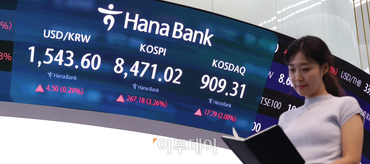 ▲24일 서울 중구 하나은행 딜링룸 전광판에 코스피가 전 거래일보다 267.18포인트(3.26%) 상승한 8471.02를 나타내고 있다. 코스닥 지수는 전 거래일보다 17.79포인트(2.00%) 오른 909.31에 거래를 마감했다. 원·달러 환율은 주간 거래 종가(15시30분) 기준 전일 대비 2.7원 오른 1541.8원을 기록했다. 고이란 기자 photoeran@