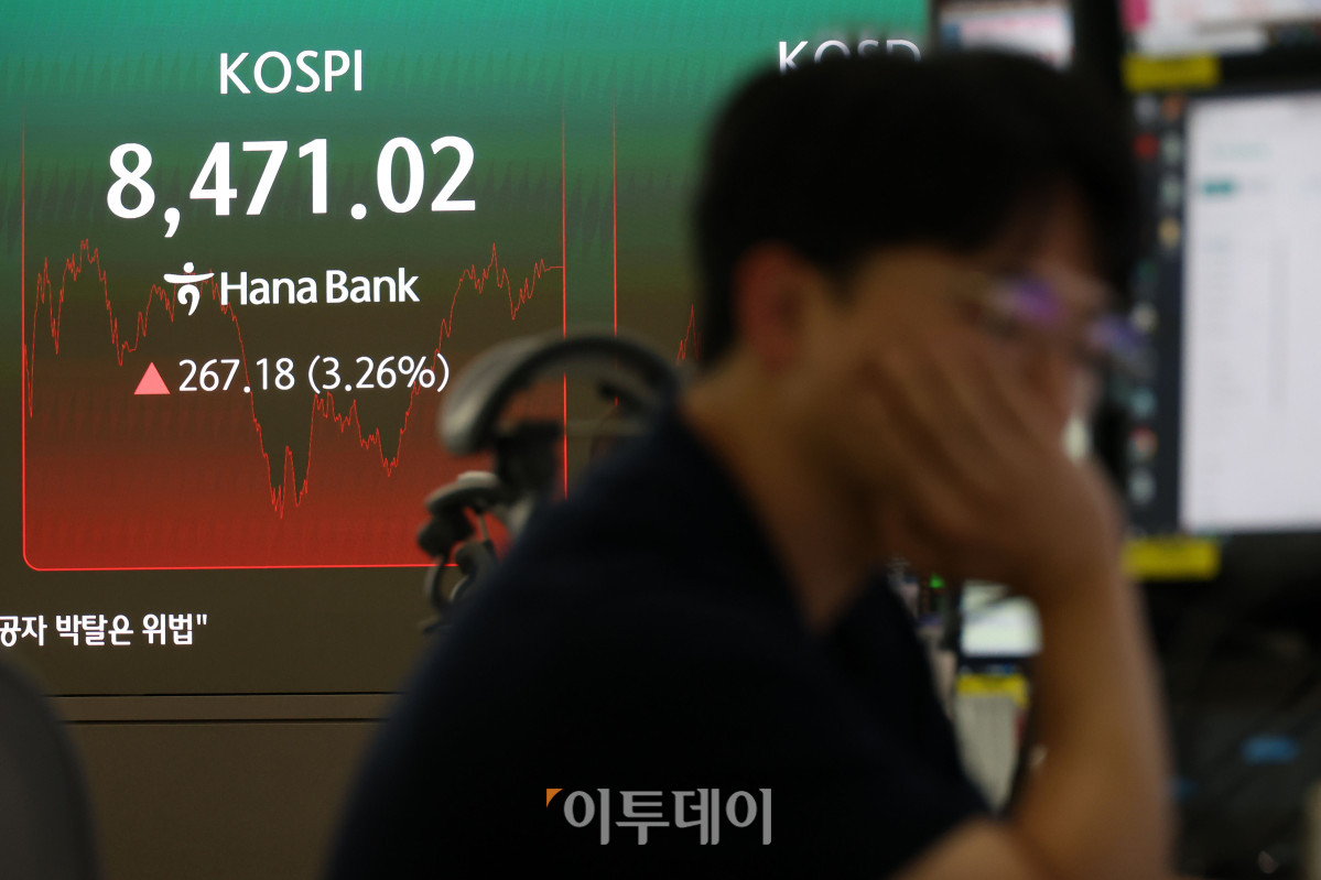 ▲24일 서울 중구 하나은행 딜링룸 전광판에 코스피가 전 거래일보다 267.18포인트(3.26%) 상승한 8471.02를 나타내고 있다. 코스닥 지수는 전 거래일보다 17.79포인트(2.00%) 오른 909.31에 거래를 마감했다. 원·달러 환율은 주간 거래 종가(15시30분) 기준 전일 대비 2.7원 오른 1541.8원을 기록했다. 고이란 기자 photoeran@
