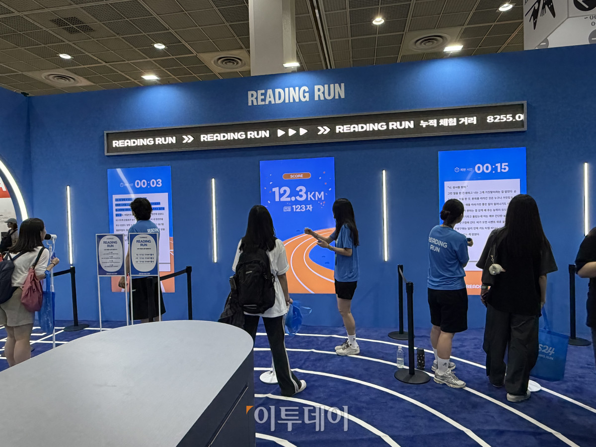 ▲24일 서울 강남구 코엑스에서 열린 2026 서울국제도서전 행사장에 마련된 예스24 부스에서 시민들이 체험을 하고 있다. (송석주 기자 ssp@)