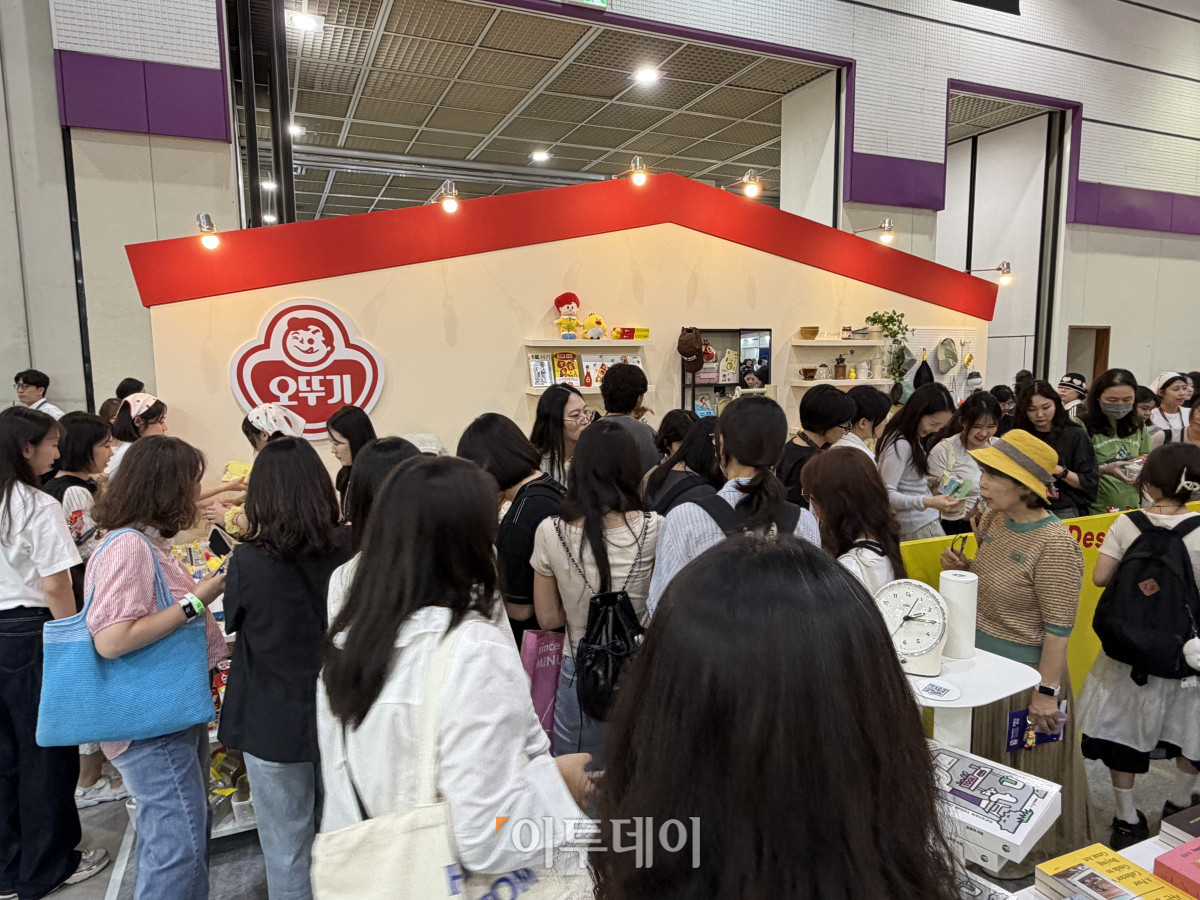 ▲24일 서울 강남구 코엑스에서 열린 2026 서울국제도서전 행사장에 마련된 오뚜기 부스에서 시민들이 굿즈를 구경하고 있다. (송석주 기자 ssp@)