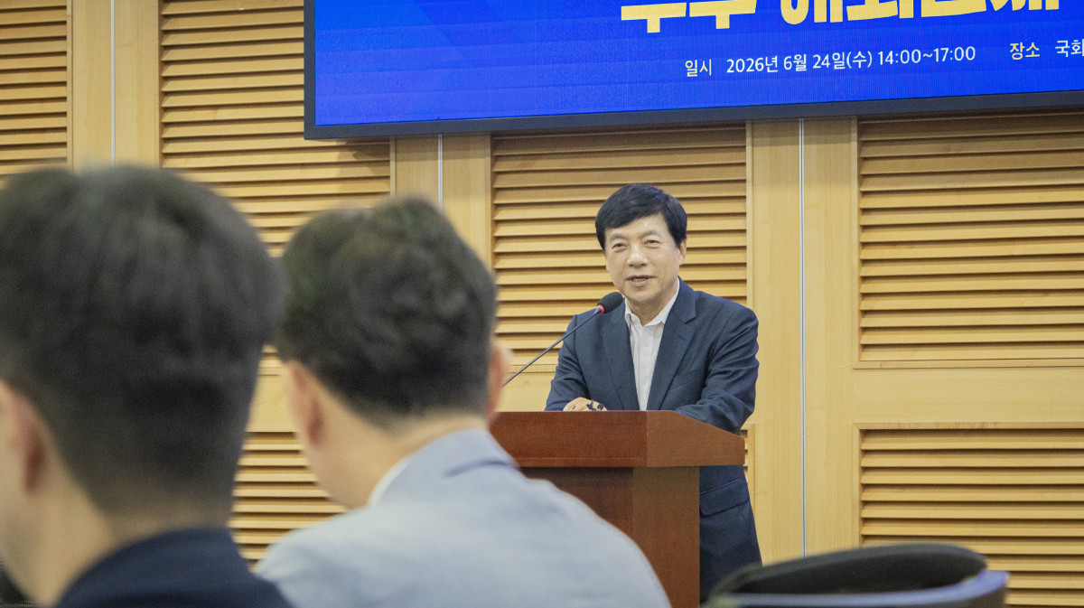▲24일 오후 국회의원회관 제2세미나실에서 법무부, 이성윤 더불어민주당 국회의원 주최로 열린 ‘우수 해외인재 육성·정주여건 개선 토론회’에서 이 의원이 발언하고 있다. (이성윤 의원실)