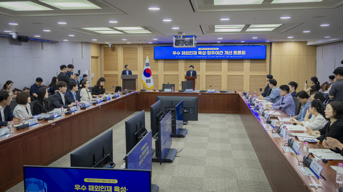 ▲24일 오후 국회의원회관 제2세미나실에서 법무부, 이성윤 더불어민주당 국회의원 주최로 열린 ‘우수 해외인재 육성·정주여건 개선 토론회’에서 이 의원이 발언하고 있다. (이성윤 의원실)