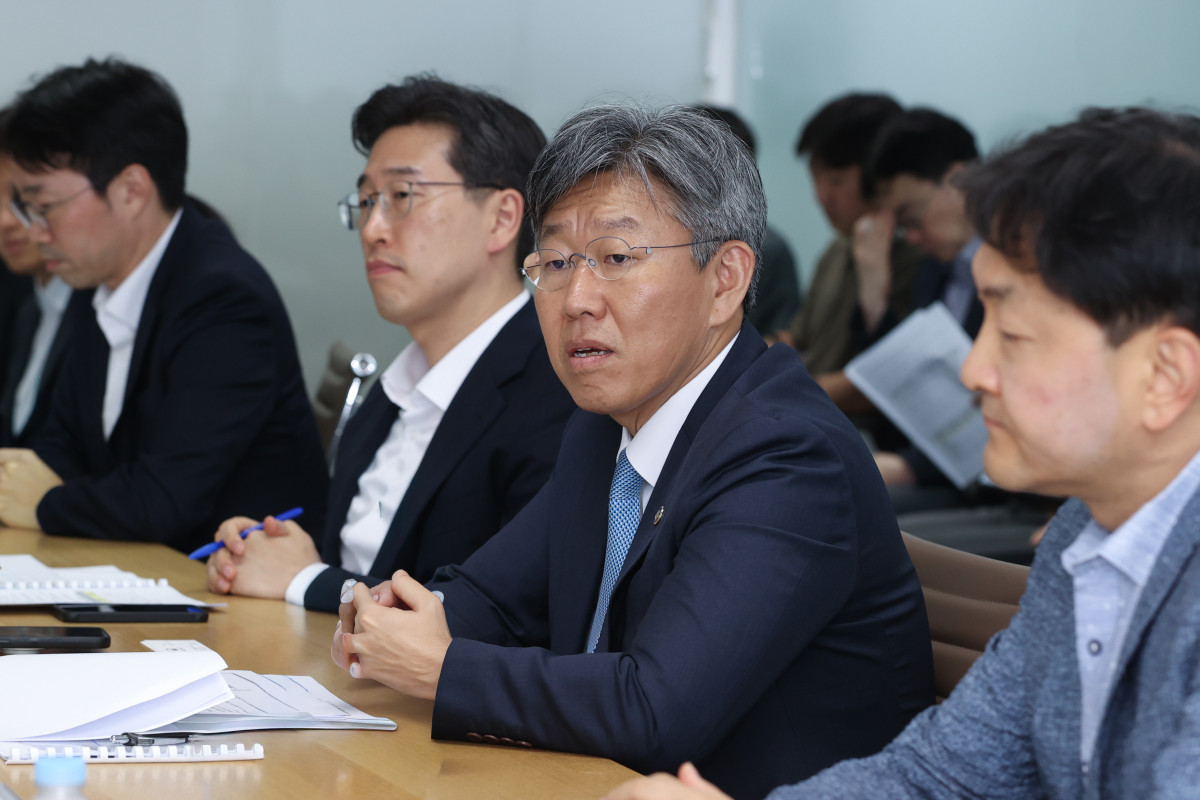 ▲김이탁 국토부 1차관이 24일 서울 용산 국토부-LH 합동 주택공급 TF 회의실에서 ‘공공주택 공급점검 TF 2차 회의’를 열고 수도권 공공주택 공급 추진 상황을 점검했다. (사진제공=국토교통부)