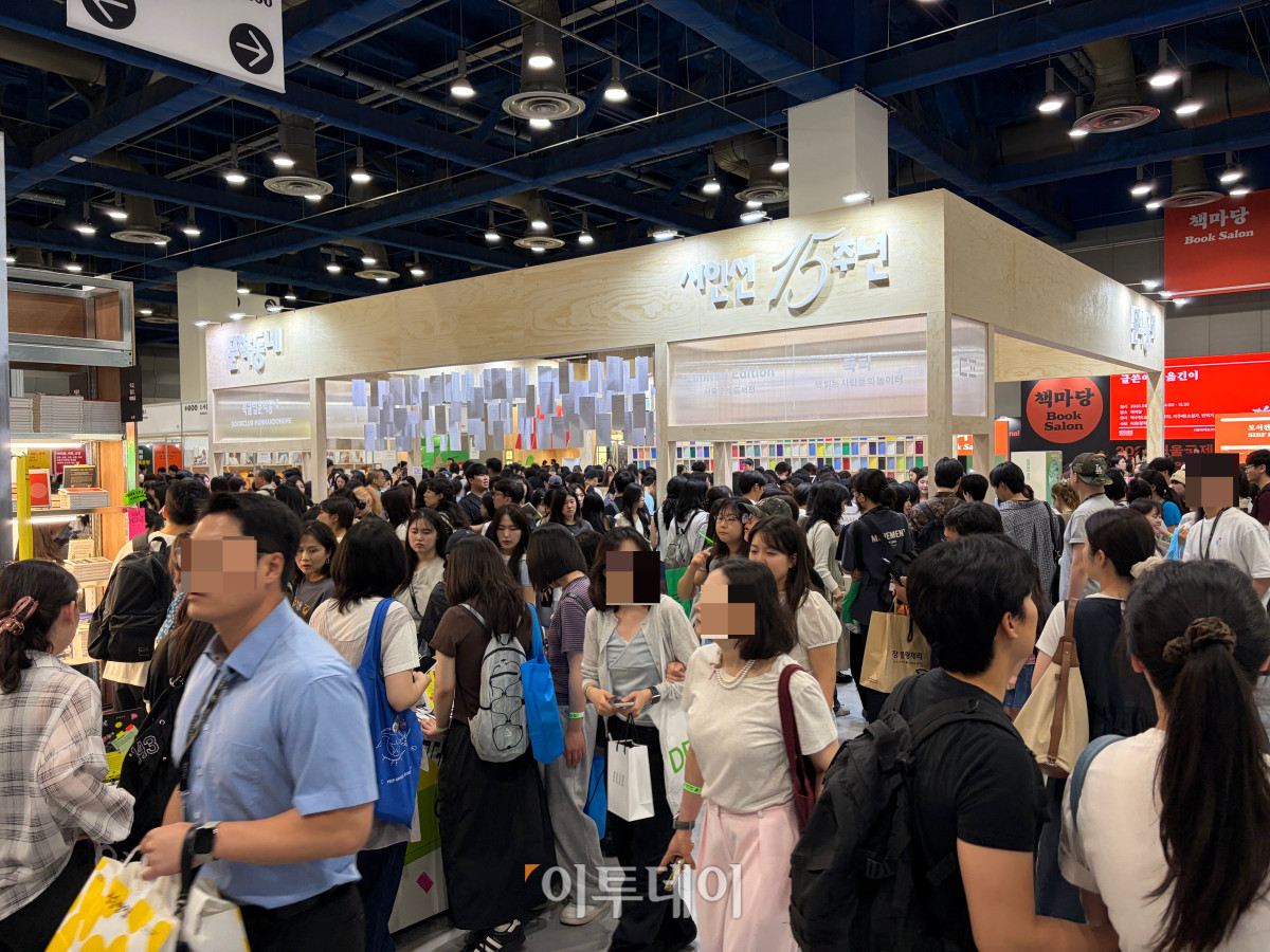 ▲24일 서울 강남구 코엑스에서 열린 2026 서울국제도서전 행사장에 시민들이 인산인해를 이루고 있는 모습. (송석주 기자 ssp@)