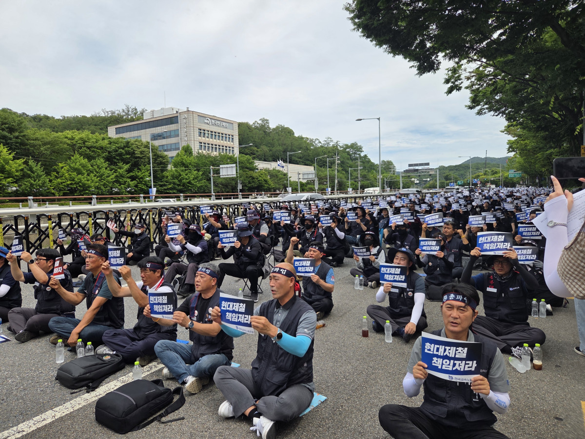 ▲전국금속노조가 24일 현대차그룹 양재동 본사 앞에서 원청 교섭 촉구 결의대회를 열었다. 김민서 기자 viajeporlune@