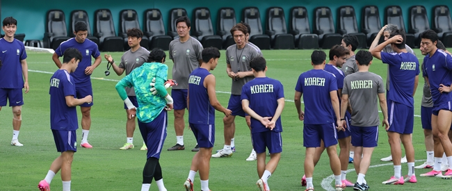 ▲2026 북중미 월드컵에서 남아프리카공화국과 조별리그 3차전을 앞둔 한국대표팀의 홍명보 감독이 23일(현지시간) 멕시코 몬테레이 에스타디오 우니베르시타리오에서 팀 훈련을 지도하고 있다. (연합뉴스)