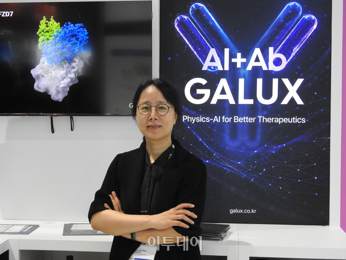 ▲석차옥 갤럭스 대표가 바이오USA 행사장 내 갤럭스 부스 앞에서 기념촬영을 하고 있다. (노상우 기자 nswreal@)