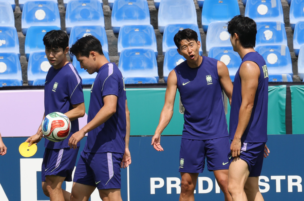 ▲2026 북중미 월드컵에서 남아프리카공화국과 조별리그 3차전을 앞둔 한국대표팀의 주장 손흥민이 23일(현지시간) 멕시코 몬테레이 에스타디오 우니베르시타리오에서 훈련 하며 팀 동료들과 대화하고 있다. (연합뉴스)