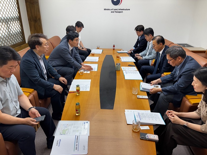 ▲이원택 전북지사 당선인 측과 국토교통부 관계자들이 지난 24일 서울 중구 국토발전전시관에서 전북 6대 핵심 SOC 사업의 국가계획 반영 방안을 논의하고 있다. (사진제공=이원택 전북도지사 당선인 인수위)