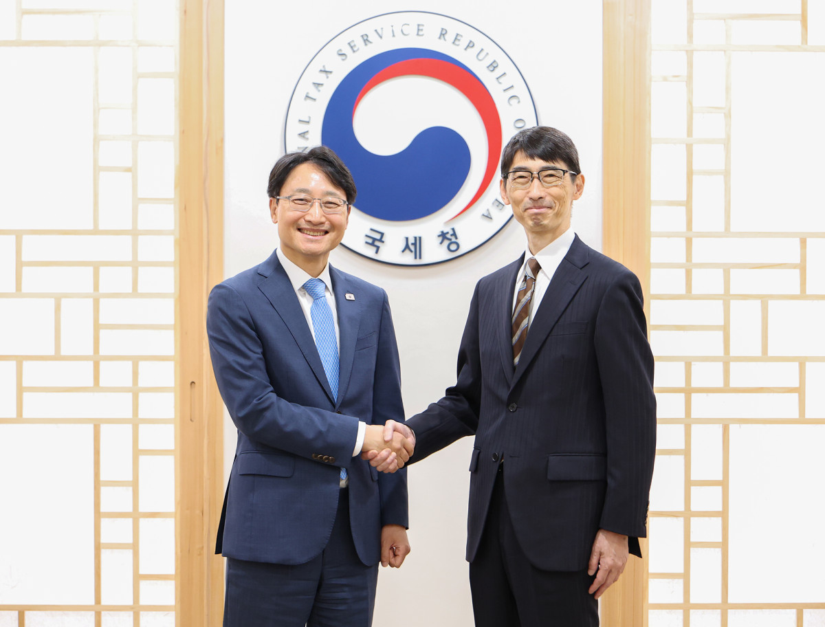 ▲임광현 국세청장(왼쪽)이 24일 서울에서 에지마 가즈히코 일본 국세청장과 '제30차 한일 국세청장회의'를 진행하기에 앞서 기념 촬영을 하고 있다. (사진제공=국세청)