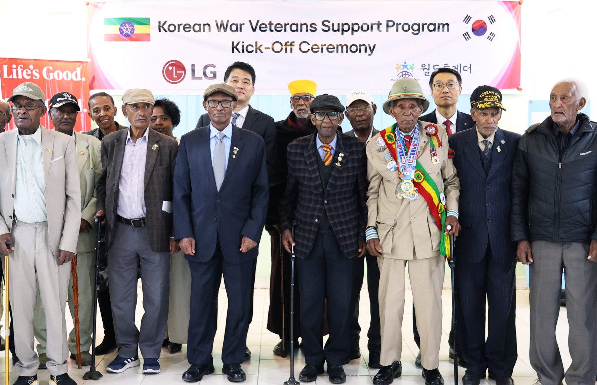 ▲LG전자는 최근 에티오피아 소재 한국전쟁 참전용사 기념관에서 향후 1년 간 진행할 참전용사 지원 프로젝트의 출범식을 열었다. 행사에는 정강 주에티오피아한국대사, 양승환 LG전자 에티오피아지점장, 에스티파노스 참전용사협회장과 참전용사 15명 등이 참석했다. (사진=LG전자)