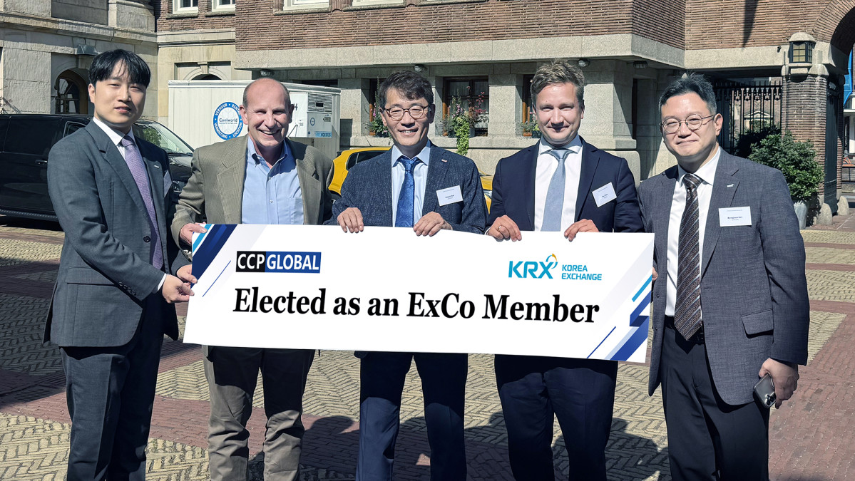 ▲24일(현지시간) 네덜란드 암스테르담에서 개최된 글로벌 청산기관 협회(CCP Global) 정기총회에서 집행위원으로 선출된 박창욱 한국거래소 청산결제본부장(가운데)이 티모시 커디히  CCP Global 집행위원회 위원장(왼쪽 두 번째), 테오 플로어 CCP Global CEO(왼쪽 네 번째) 등과 기념사진을 찍고 있다. (출처=한국거래소)