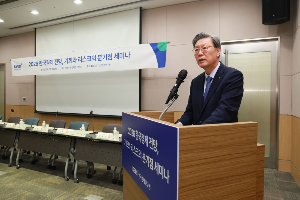 ▲김창범 한국경제인협회 부회장이 25일 FKI타워 컨퍼런스센터에서 열린 '2026 한국경제 전망, 기회와 리스크의 분기점' 세미나에 참석해 인사말을 하고 있다. 한경연은 이번 세미나에서 반도체 수출 호조에 힘입어 올해 한국경제가 잠재성장률을 웃도는 2.7%의 성장률을 기록할 것으로 전망했다. (한경협)