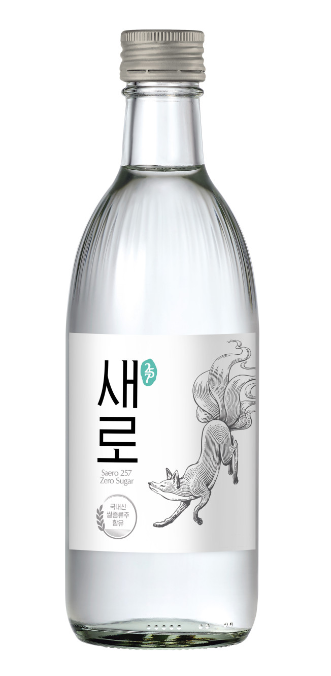 ▲리뉴얼 한 제로슈거 소주 ‘새로’ (사진제공=롯데칠성음료)