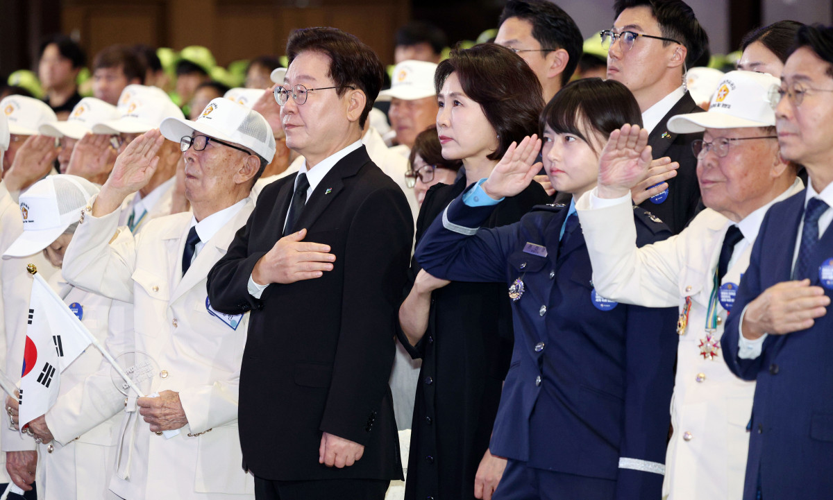 ▲이재명 대통령과 김혜경 여사가 25일 수원컨벤션센터에서 열린 6·25전쟁 제76주년 기념식에서 국기에 경례하고 있다. (사진=연합뉴스)