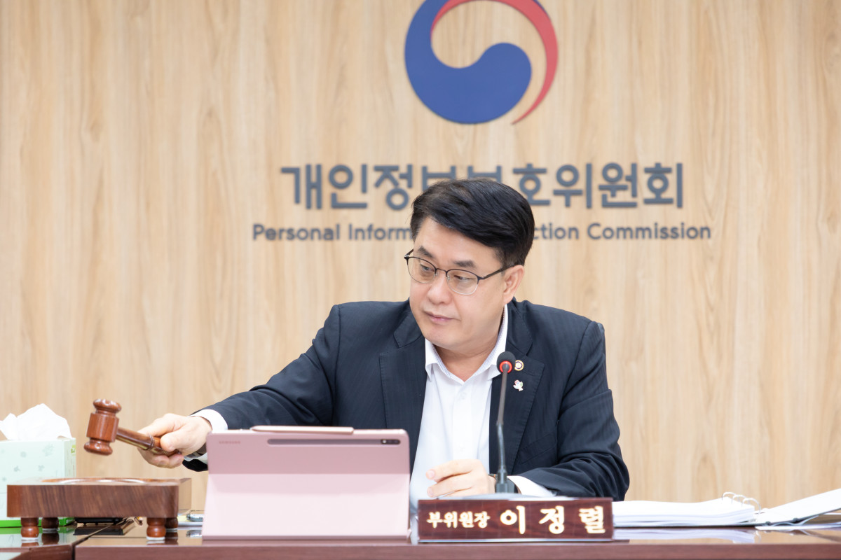 ▲이정렬 개인정보보호위원회 부위원장이 24일 오후 서울 종로구 정부서울청사에서 개최된 2026년 제12회 개인정보보호위원회 전체회의에서 의사봉을 두드리고 있다. (사진제공=개인정보보호위원회)
