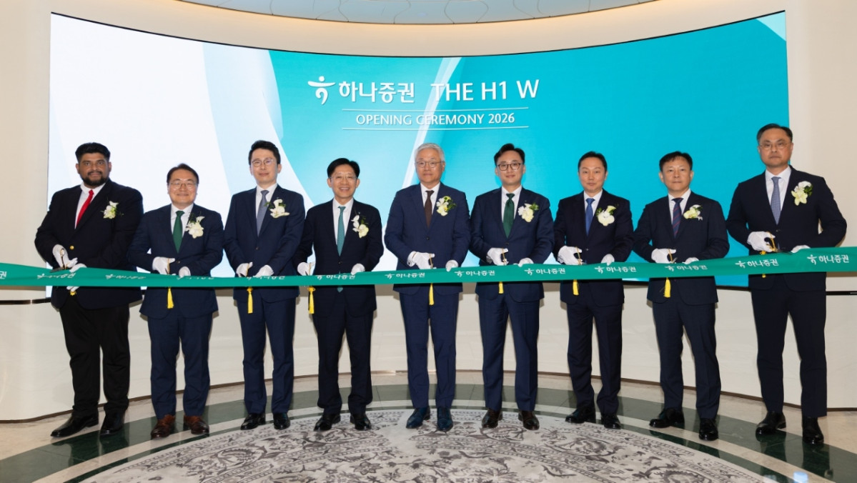 ▲서울시 양천구 현대백화점 6층 'THE H1 W'에서 열린 개점 기념 행사에서 강성묵 하나증권 대표이사(왼쪽 네번째)와 김창섭 현대백화점 부사장(오른쪽 세번째)이 임직원 및 주요 손님과 기념사진을 찍고 있다. (사진제공=하나증권)