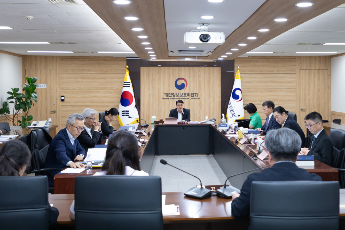 ▲24일 오후 서울 종로구 정부서울청사에서 2026년 제12회 개인정보보호위원회 전체회의가 개최됐다. (사진제공=개인정보보호위원회)