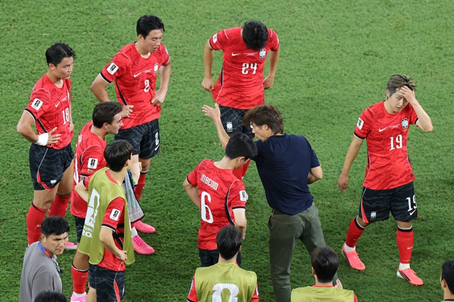 ▲어두운 표정의 한국팀. 24일(현지시간) 멕시코 몬테레이 스타디움에서 열린 2026 북중미 월드컵 A조 3차전 한국과 남아프리카공화국의 경기. 홍명보 감독이 후반 하이드레이션 타임 때 전술을 지시하고 있다. (연합뉴스)