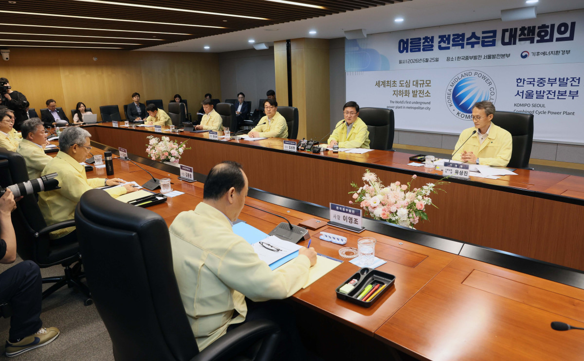 ▲김성환 기후에너지환경부 장관이 25일 서울 마포구 한국중부발전 서울발전본부에서 열린 여름철 전력수급 대책회의에서 모두발언을 하고 있다. 신태현 기자 holjjak@
