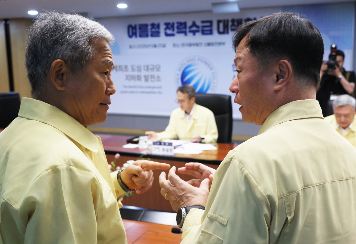 ▲25일 서울 마포구 한국중부발전 서울발전본부에서 열린 여름철 전력수급 대책회의에 앞서 김동철(왼쪽) 한국전력공사 사장과 이정복 한국서부발전 사장이 대화하고 있다. 신태현 기자 holjjak@