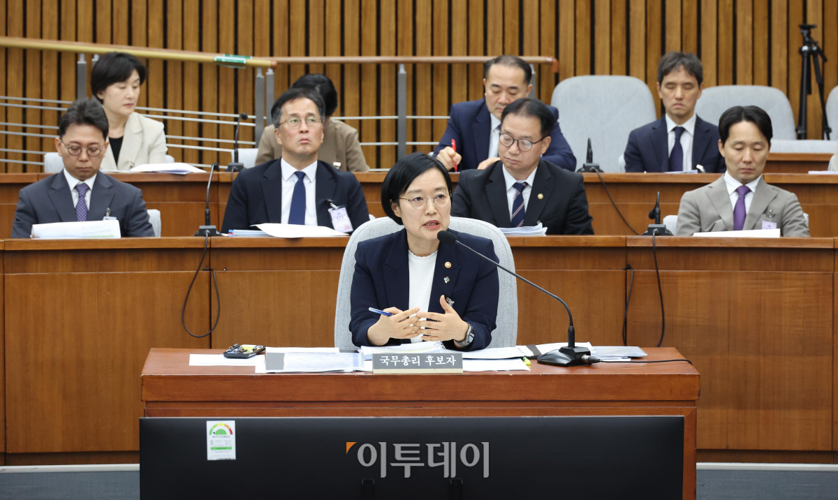 ▲한성숙 국무총리 후보자가 25일 서울 여의도 국회에서 열린 인사청문회에서 의원 질의에 답하고 있다. 고이란 기자 photoeran@