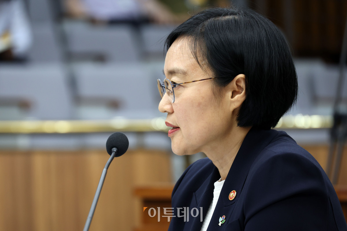 ▲한성숙 국무총리 후보자가 25일 서울 여의도 국회에서 열린 인사청문회에서 의원 질의에 답하고 있다. 고이란 기자 photoeran@