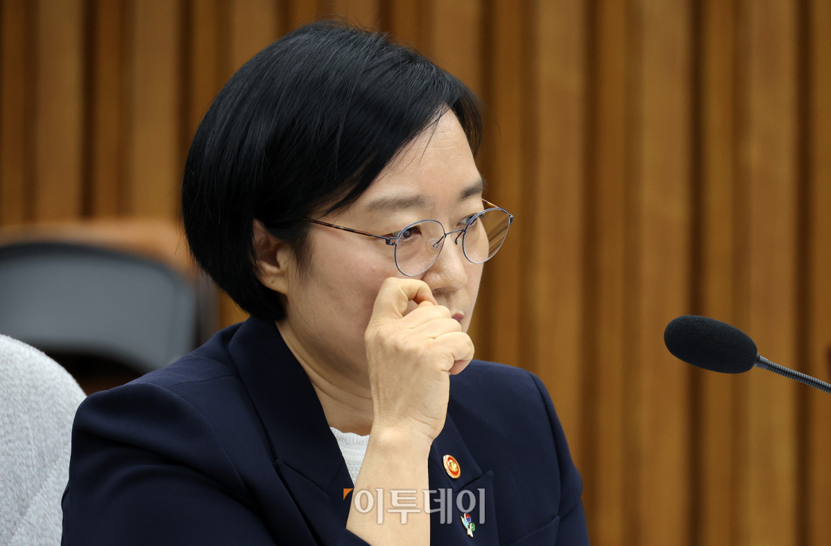 ▲한성숙 국무총리 후보자가 25일 서울 여의도 국회에서 열린 인사청문회에서 안경을 고쳐쓰고 있다. 고이란 기자 photoeran@