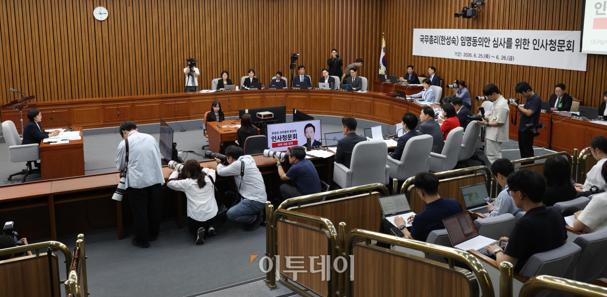 ▲한성숙 국무총리 후보자가 25일 서울 여의도 국회에서 열린 인사청문회에서 의원 질의에 답하고 있다. 고이란 기자 photoeran@