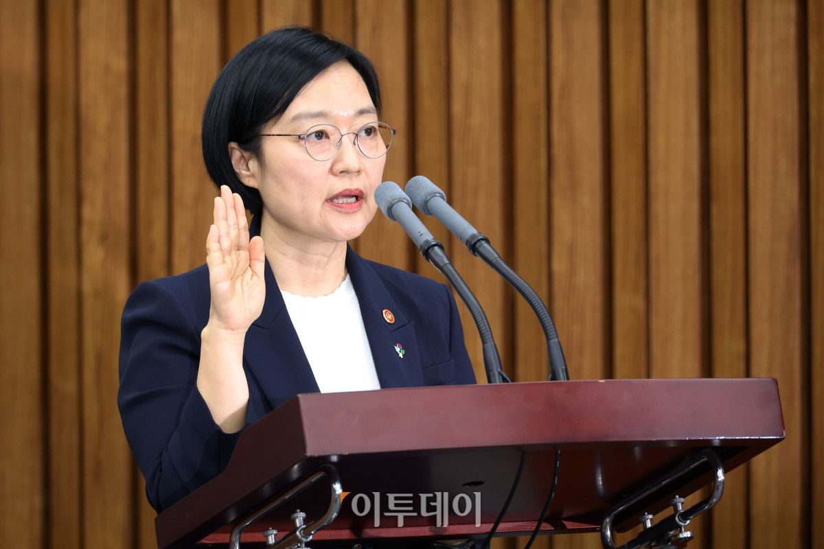 ▲한성숙 국무총리 후보자가 25일 서울 여의도 국회에서 열린 인사청문회에서 선서를 하고 있다. 고이란 기자 photoeran@(AI 기반 편집 이미지)