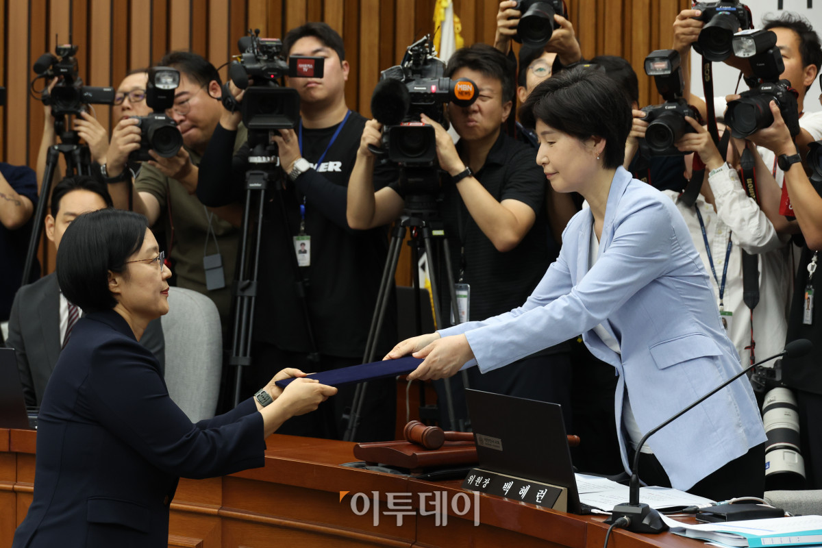 ▲한성숙(왼쪽) 국무총리 후보자가 25일 서울 여의도 국회에서 열린 인사청문회에서 선서문을 백혜련 위원장에게 전달하고 있다. 고이란 기자 photoeran@