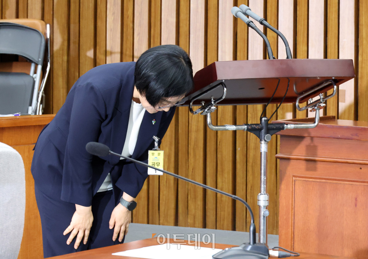 ▲한성숙 국무총리 후보자가 25일 서울 여의도 국회에서 열린 인사청문회에서 발언을 마치고 인사하고 있다. 고이란 기자 photoeran@