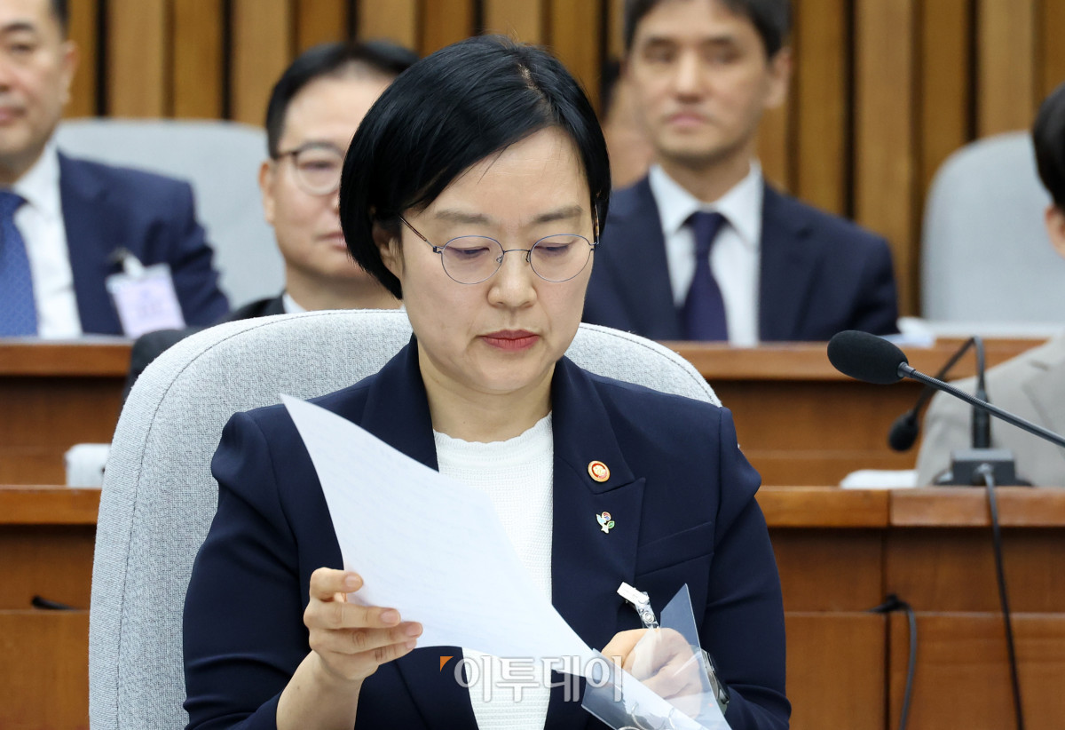 ▲한성숙 국무총리 후보자가 25일 서울 여의도 국회에서 열린 인사청문회에서 자료를 살펴보고 있다. 고이란 기자 photoeran@