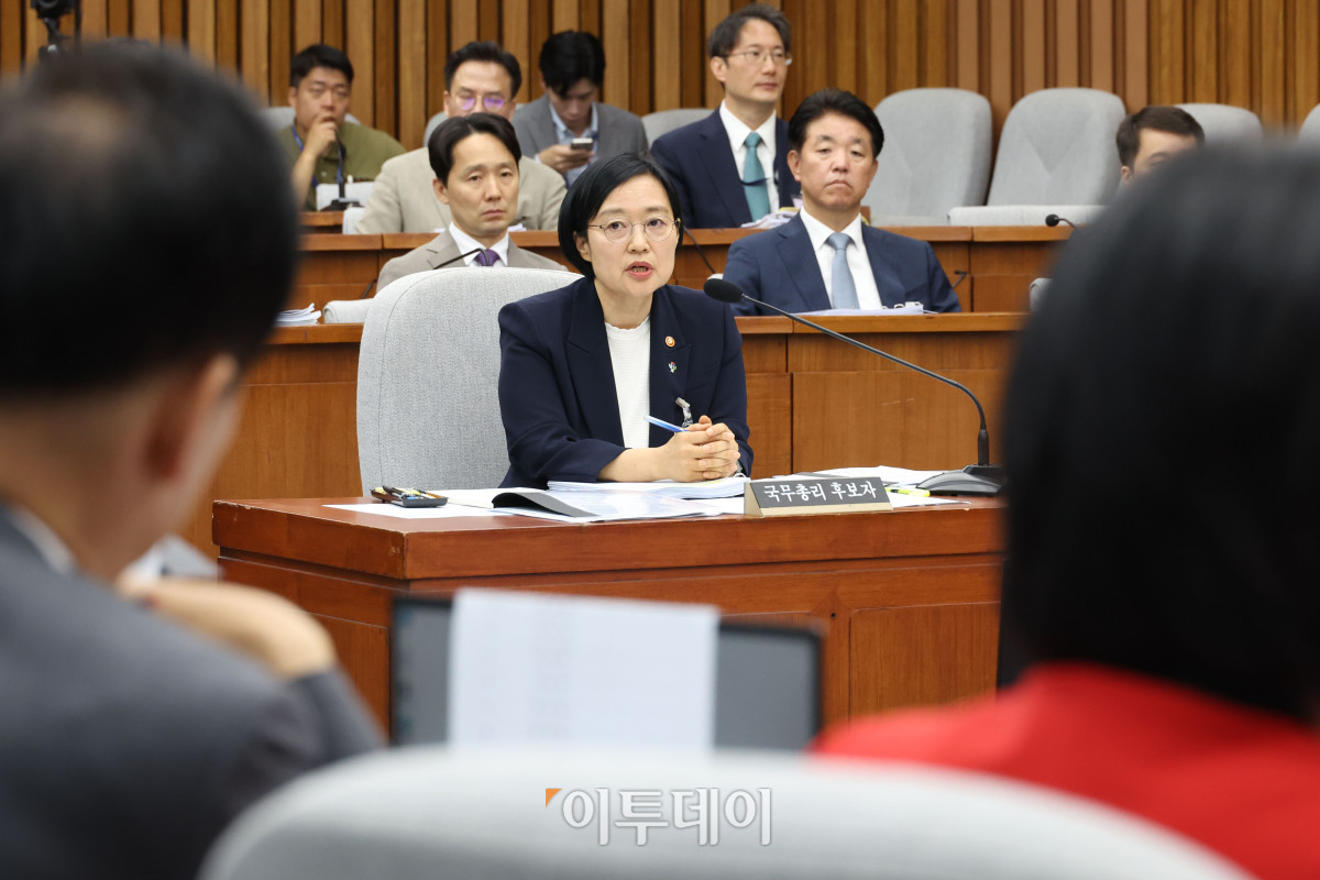 ▲한성숙 국무총리 후보자가 25일 서울 여의도 국회에서 열린 인사청문회에서 의원 질의에 답하고 있다. 고이란 기자 photoeran@